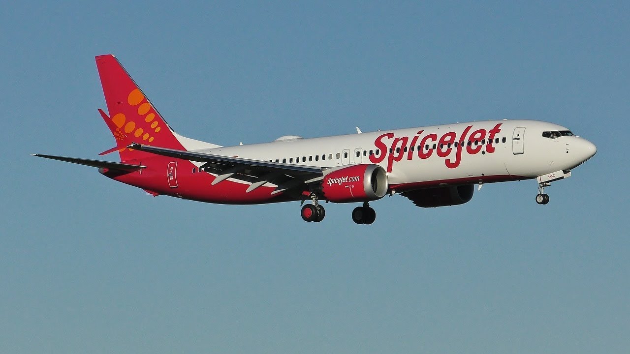 It was nightmare for the passengers flying on a Varanasi-bound SpiceJet flight when a passenger tried to open the emergency exit door. 