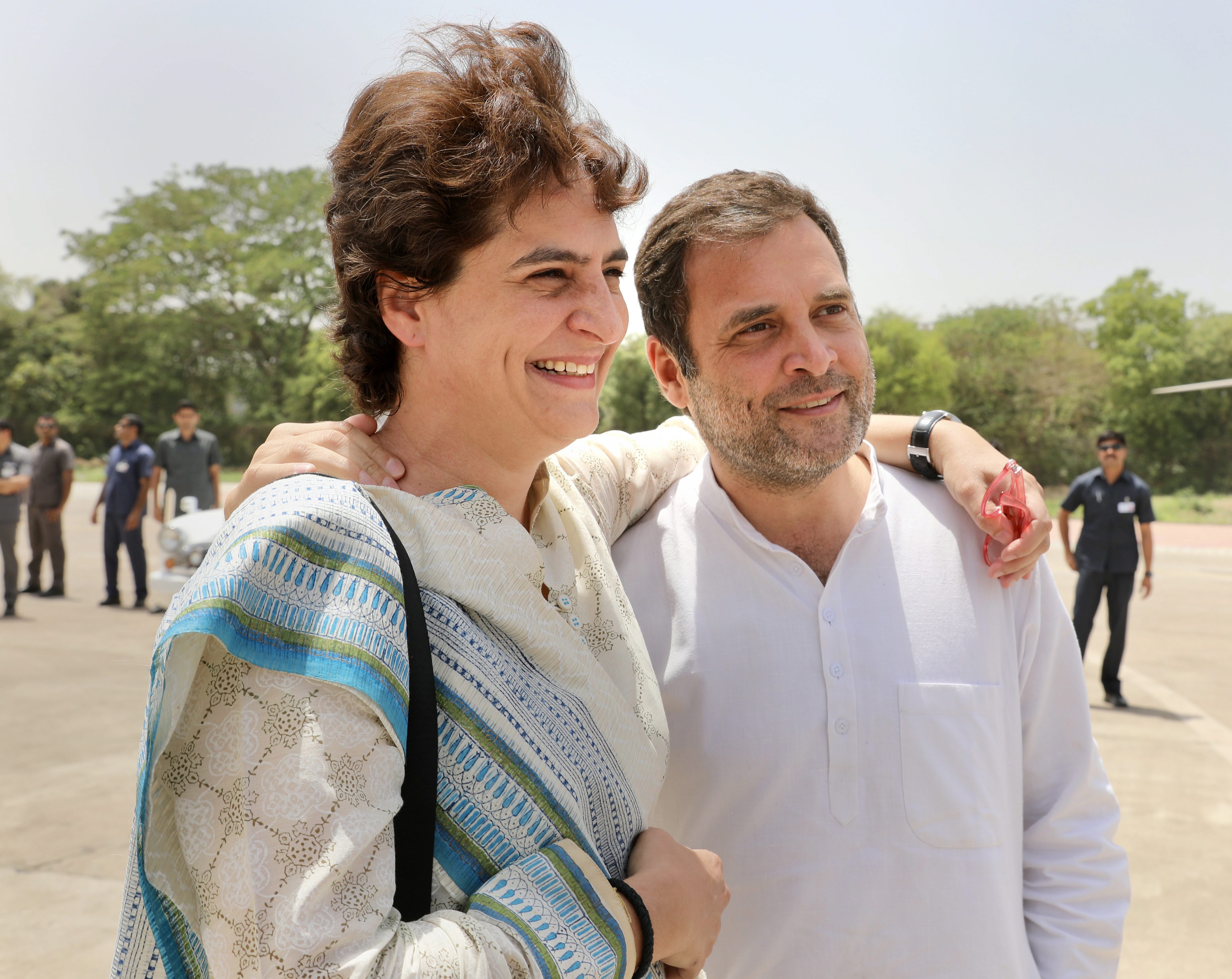 Rahul pulls Priyankas leg, shares light moment with her at Kanpur airport