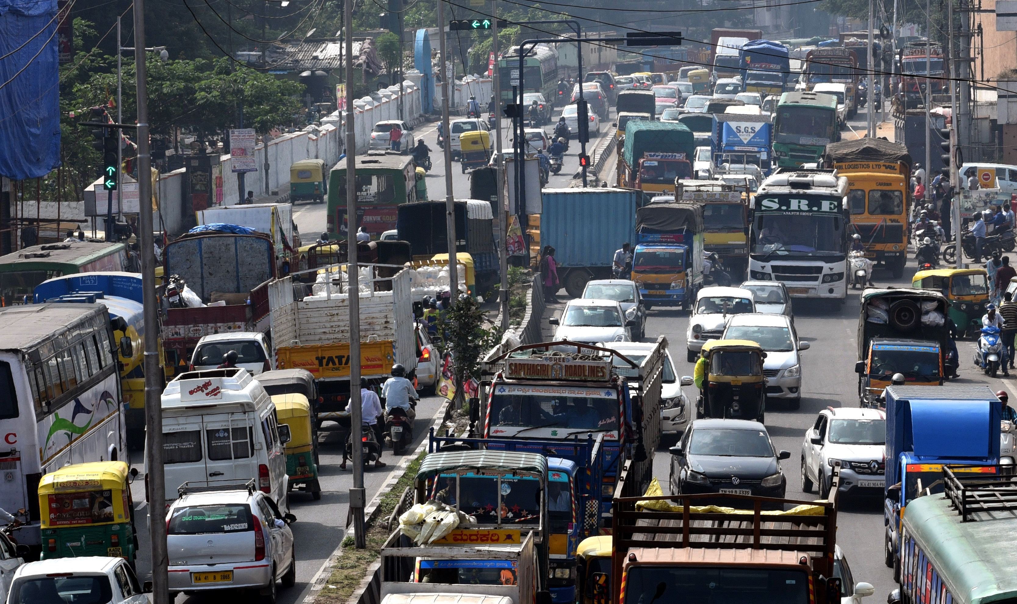 Thousands stranded at Andhra border as govt mulls reimposition of lockdown