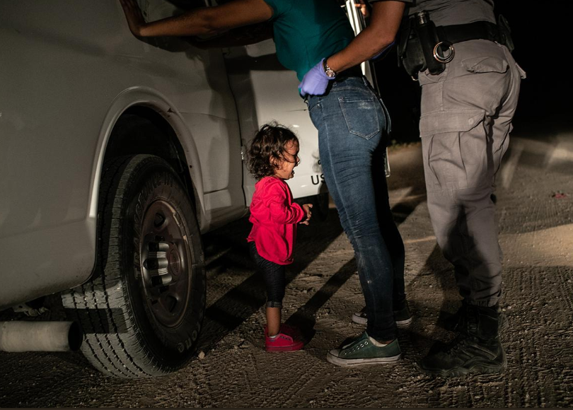 Image of crying toddler on US border wins World Press Photo