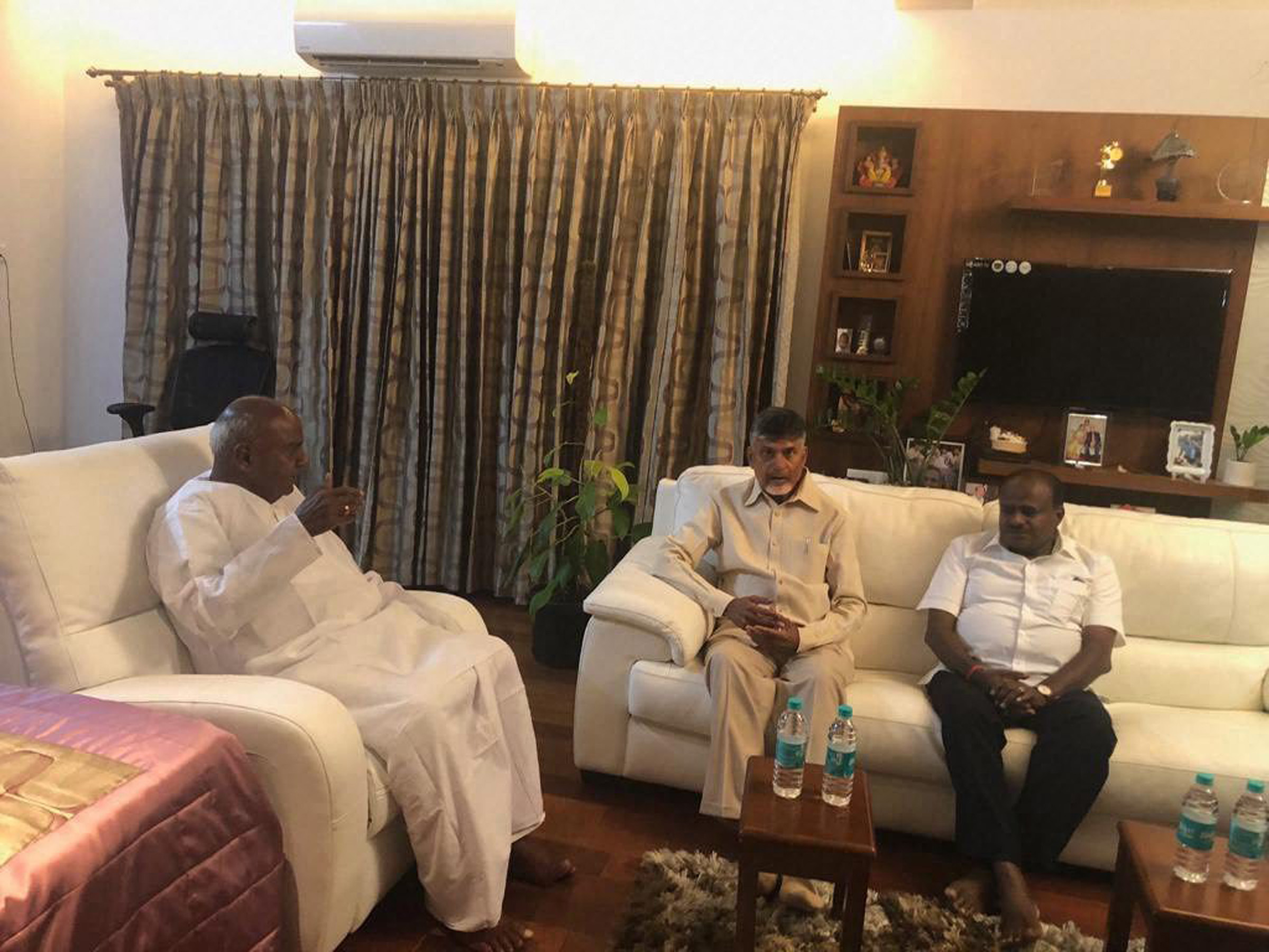 Naidu meets Gowda over EVM issue