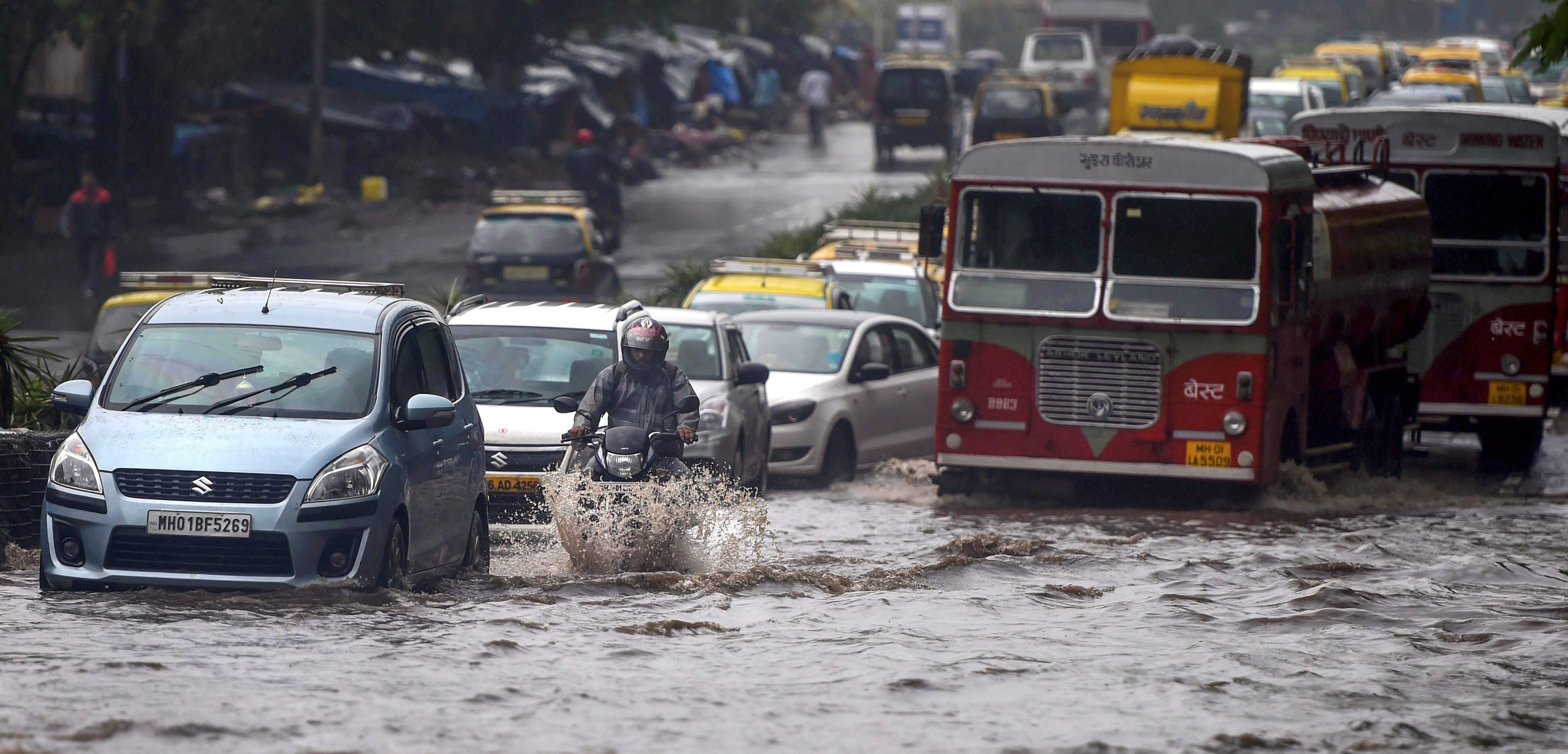 Mumbai rains, Pune, wall collapse, the Federal, English news website.