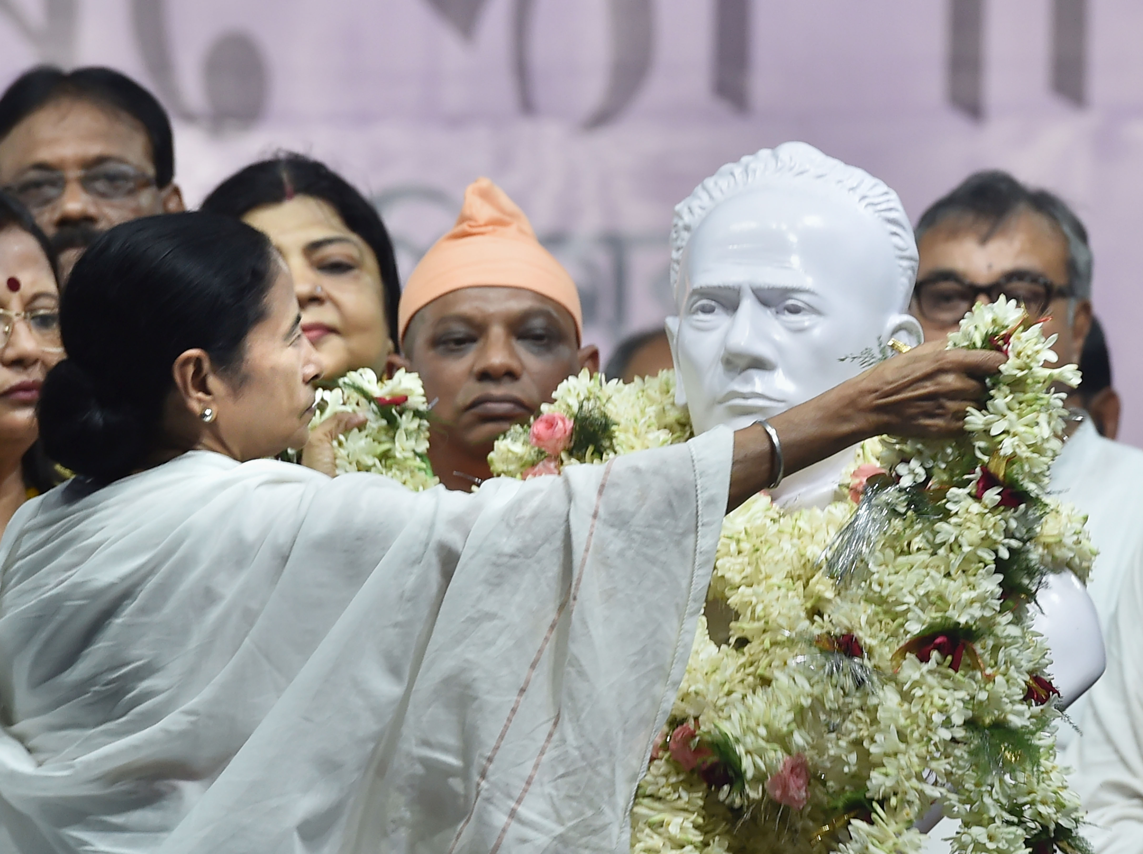 Mamata unveils Vidyasagar bust, statue