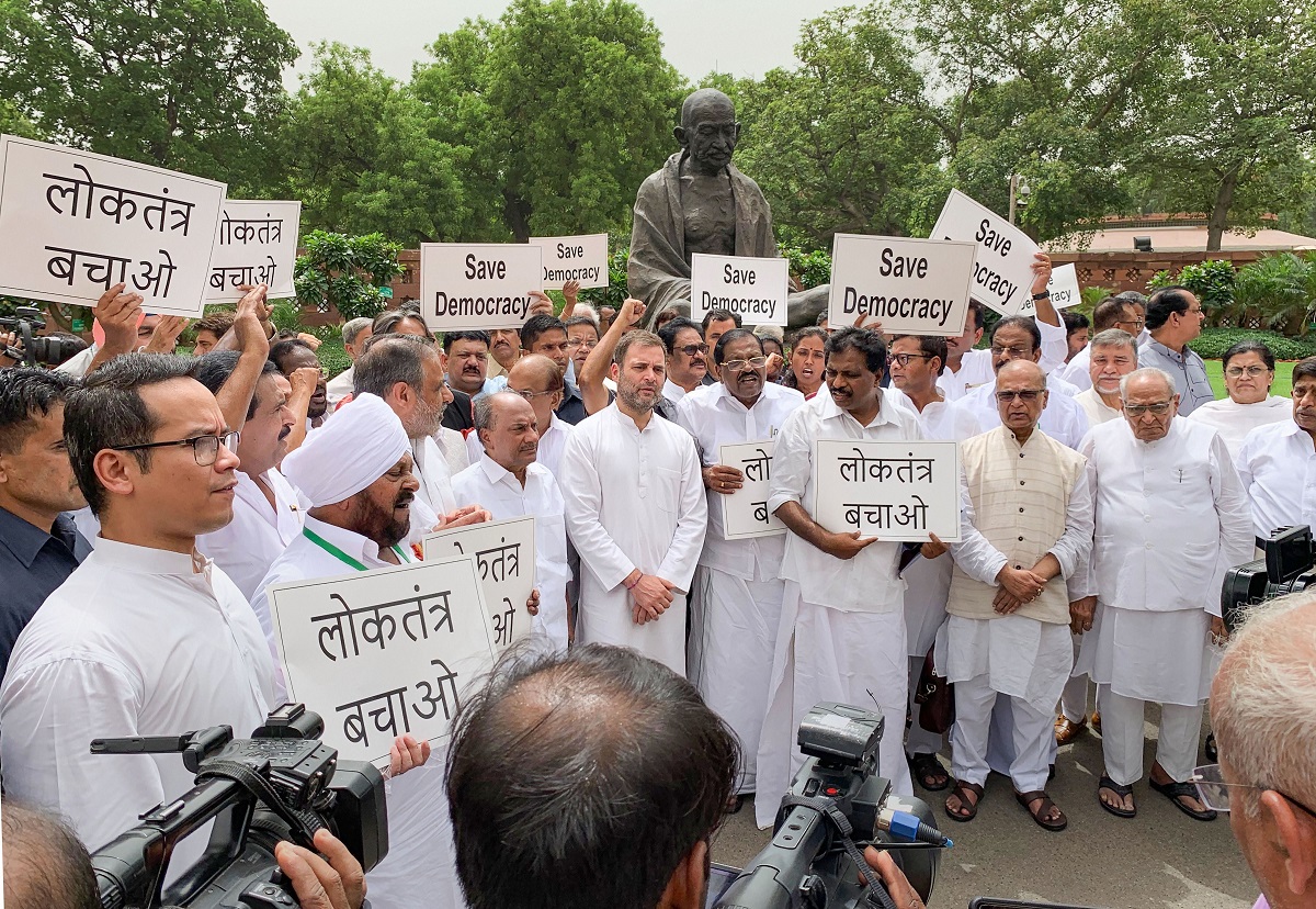 Cong leaders protest in Parliament over Karnataka, Goa crisis