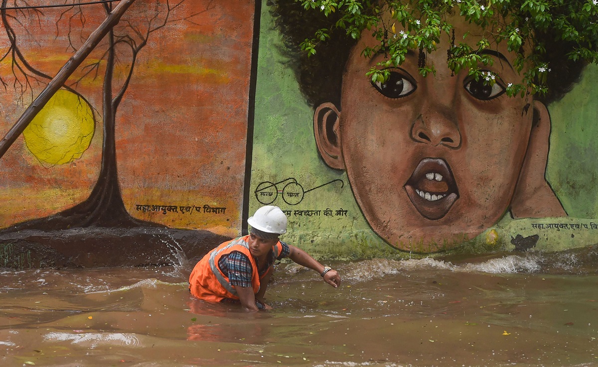 Trains delayed, roads flooded as monsoon hits Mumbai