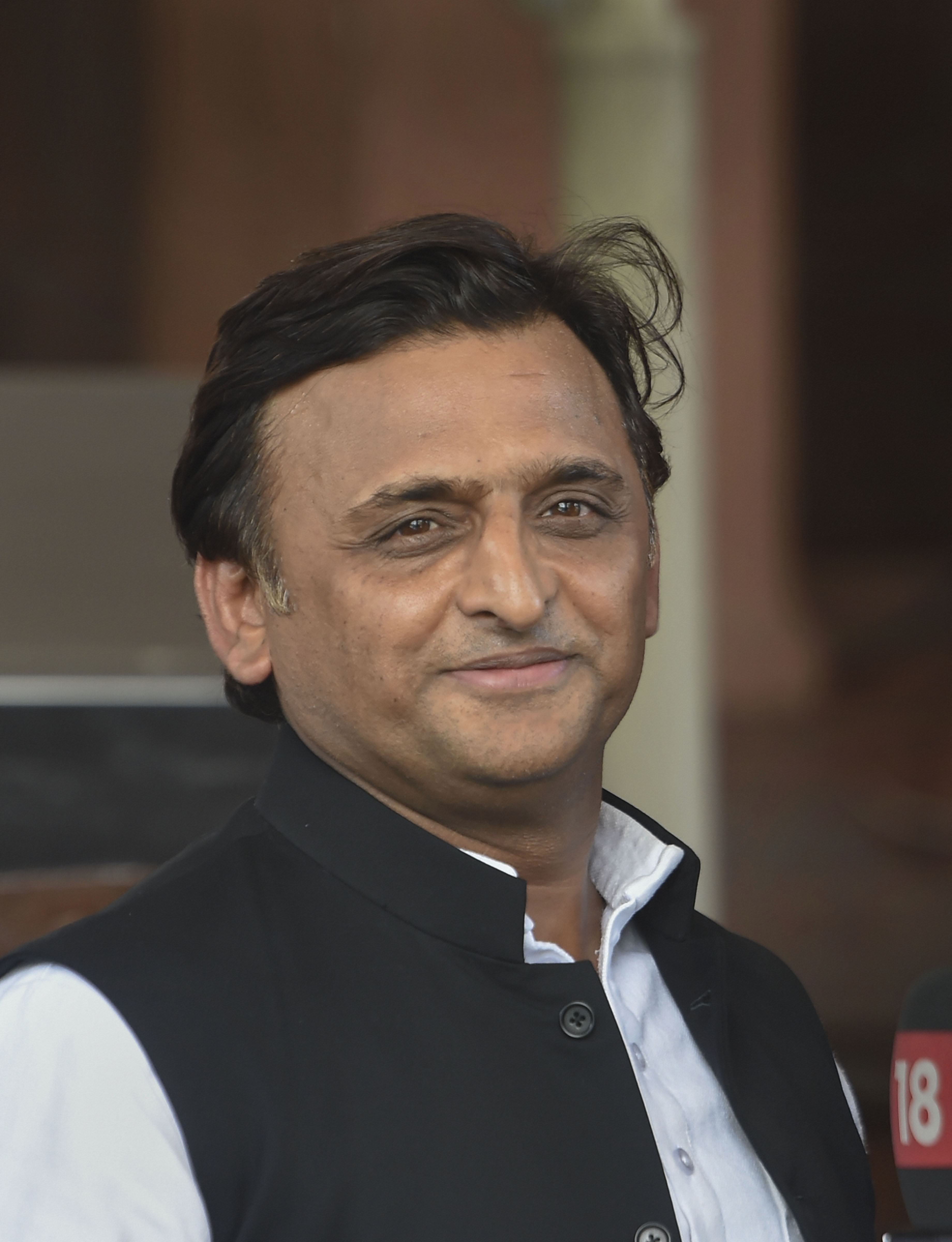 After free electricity, Akhilesh now promises laptops for students