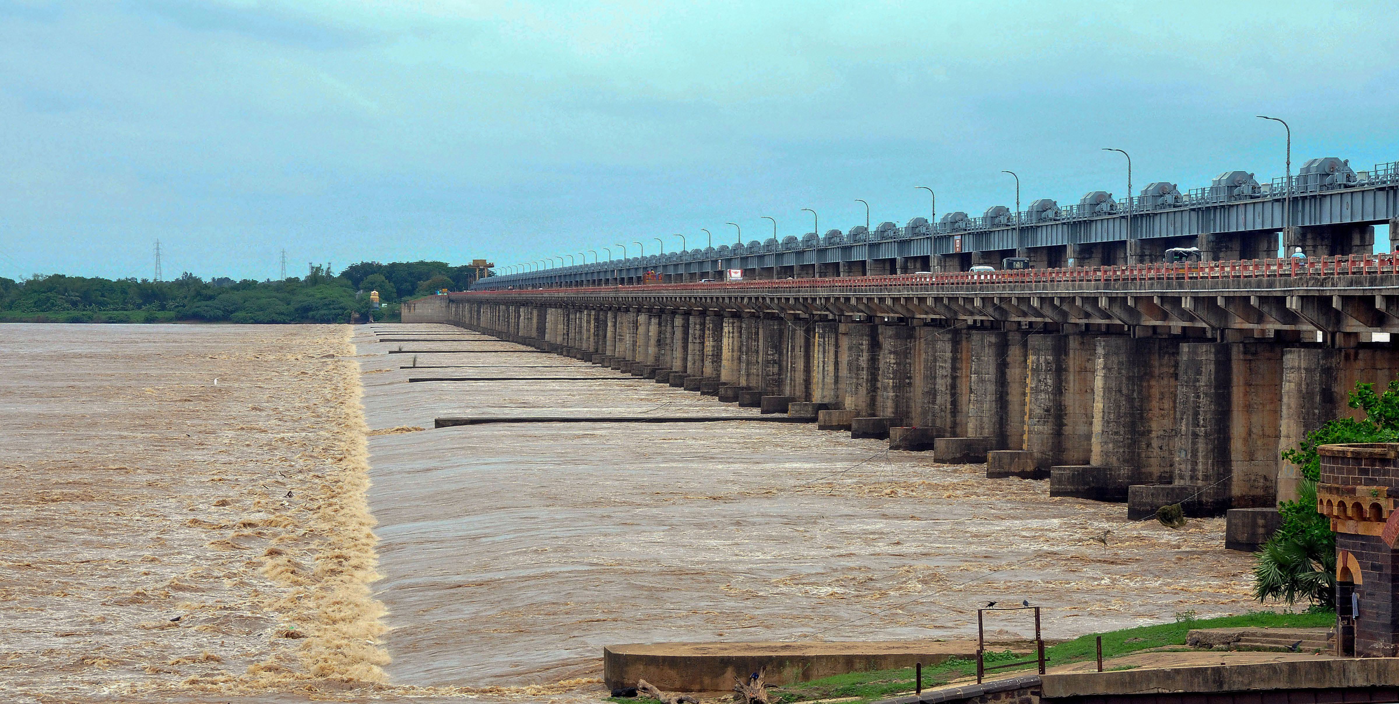 Over 17,000 moved to flood relief camps in Andhra as Godavari surges