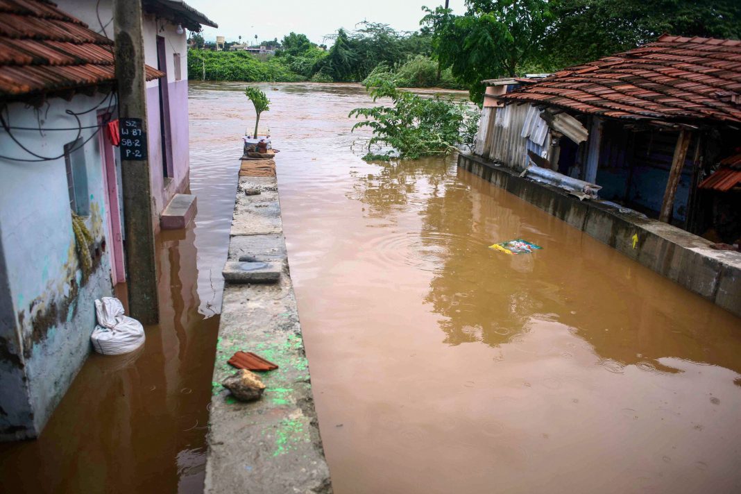 Kerala floods, landslides take toll to 28; red alert