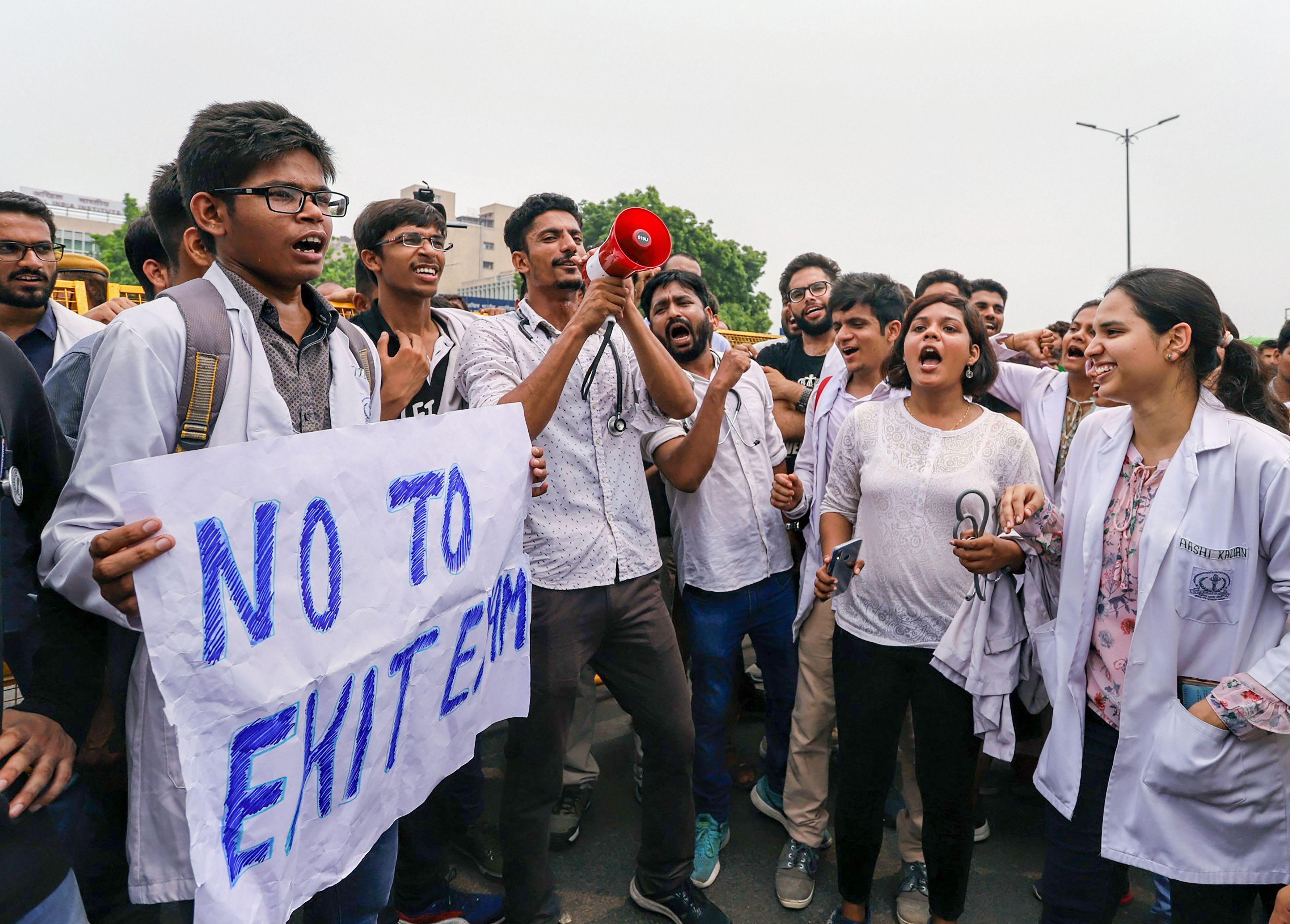 NMC bill, Safdarjung, AIIMS, doctors protest, Health ministry, The Federal, English news website