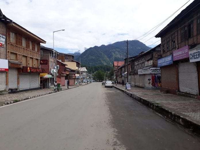 Pahalgam wears a deserted look as tourists leave in panic. Photo: Sameer Yasir/The Federal. tourist, Jammu and Kashmir, panic, rumours, Article 35A, police, Raj Bhavan, Governor Satya Pal Malik, Omar Abdullah, The Federal, English news website