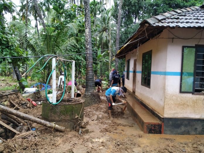 Citizen volunteers from nearby villages clearing a neighbourhood at Kavalappara. Photo: Sruthi S Menon. Kerala, landslide, floods, rains, dead, silt, Ibnu, NDRF, The Federal, English news website