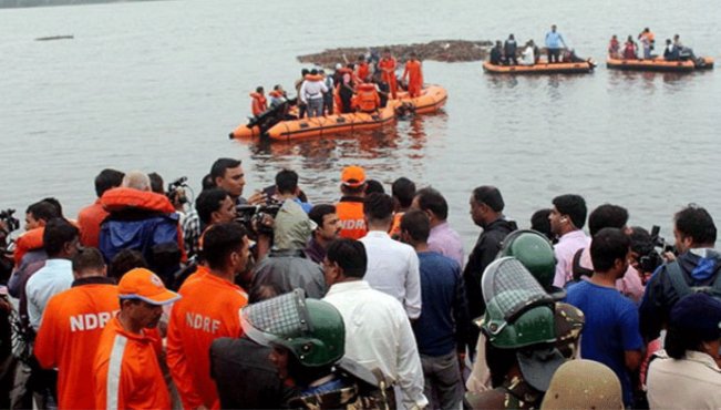 Tourist boat capsizes in Godavari, more than 30 feared drowned