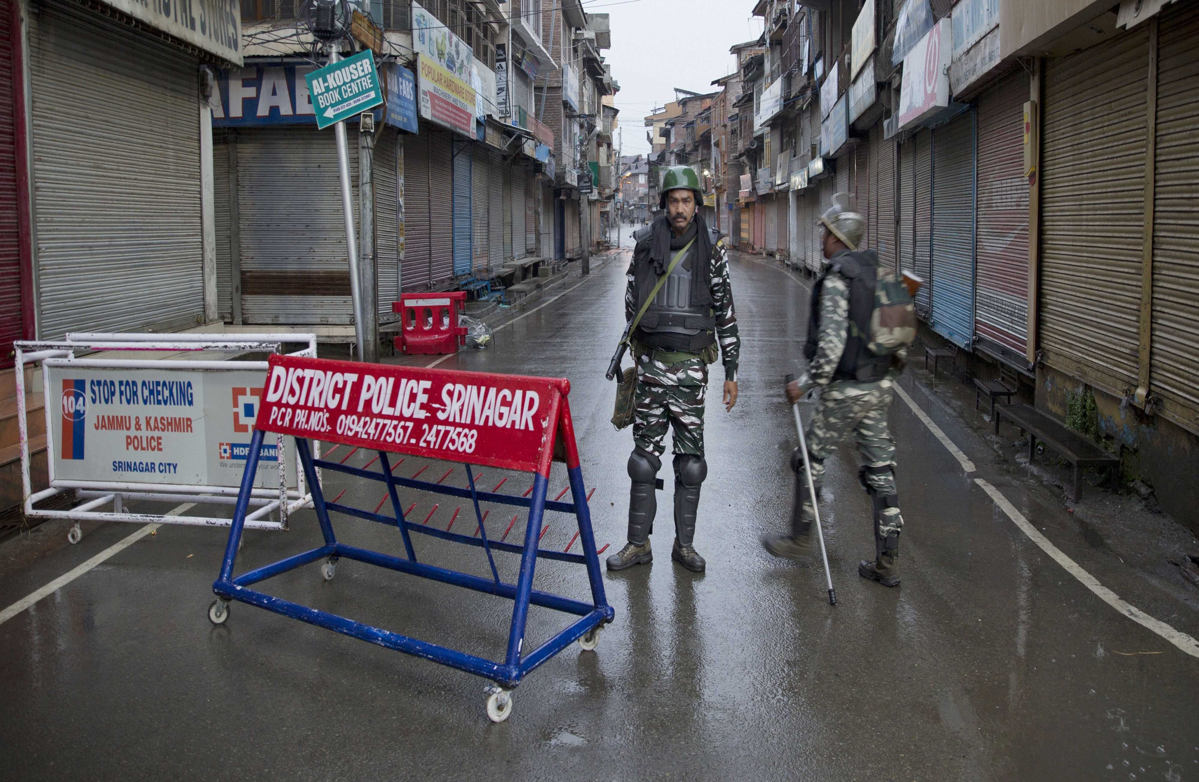 Kashmir restrictions, shops open, markets, business establishments, Jammu and Kashmir, abrogation of Article 370, special status, shut down, public transport, house arrest, Farooq Abdullah, Omar Abdullah, Mehbooba Mufti