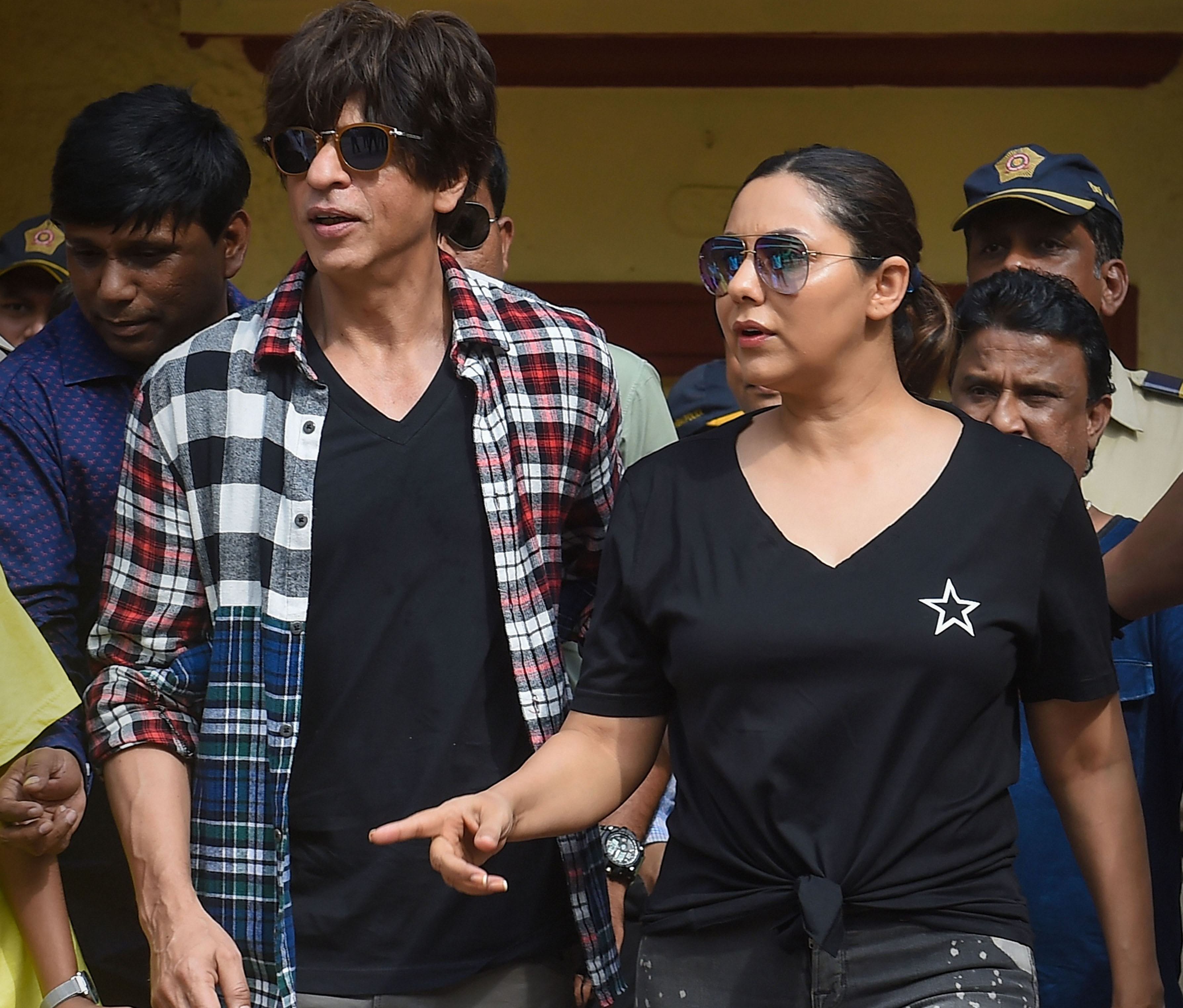 Shah Rukh Khan provides 25,000 PPE kits to Maharashtra