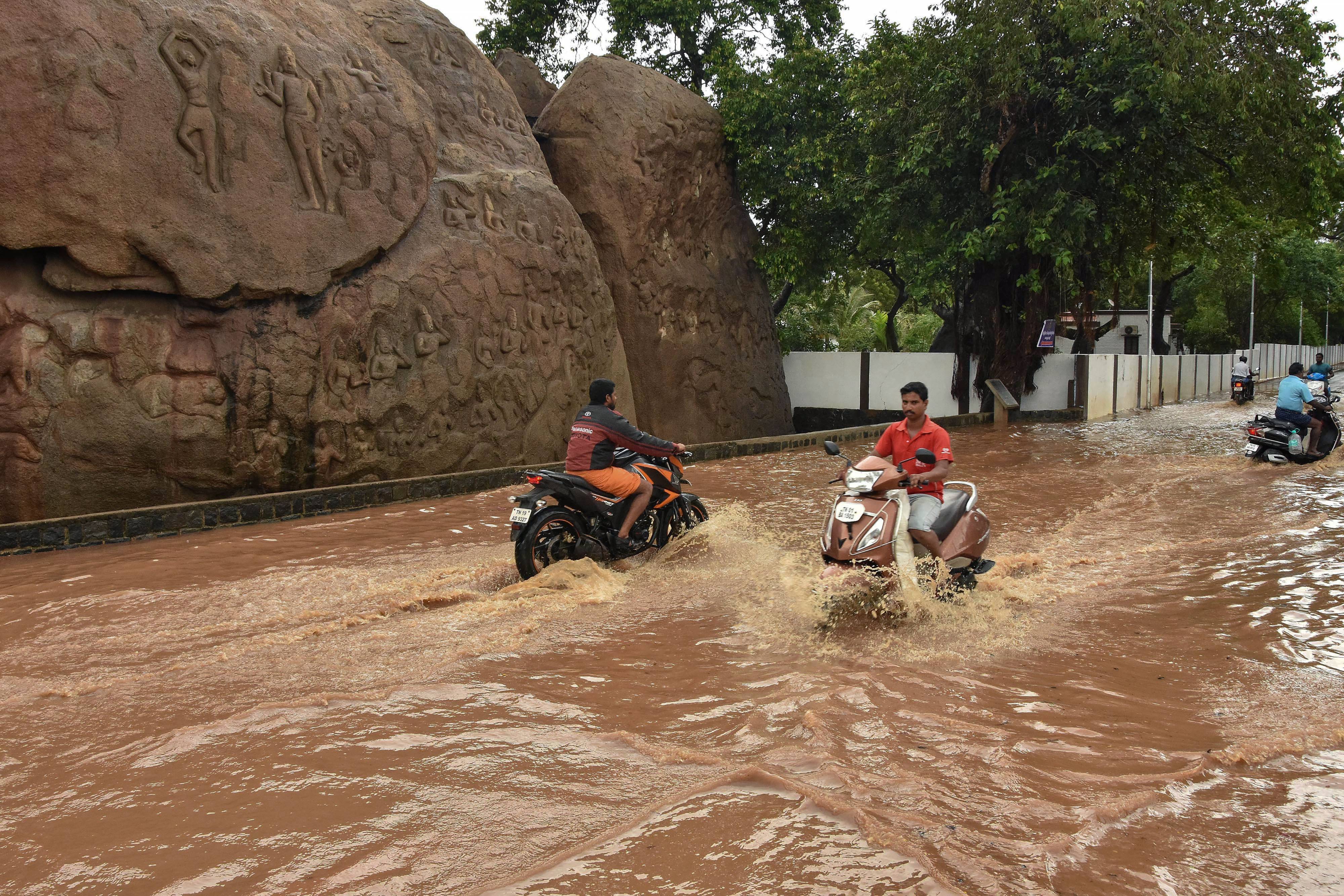 Tamil Nadu, Puducherry, heavy rains, weather, schools shut, Vellore, Tirunelveli, Ramanathapuram, Tuticorin, Virudhunagar, Madurai and Theni, fishermen, sea, dams, reservoirs, river basins, depression, cyclonic storm, Central Water Commission