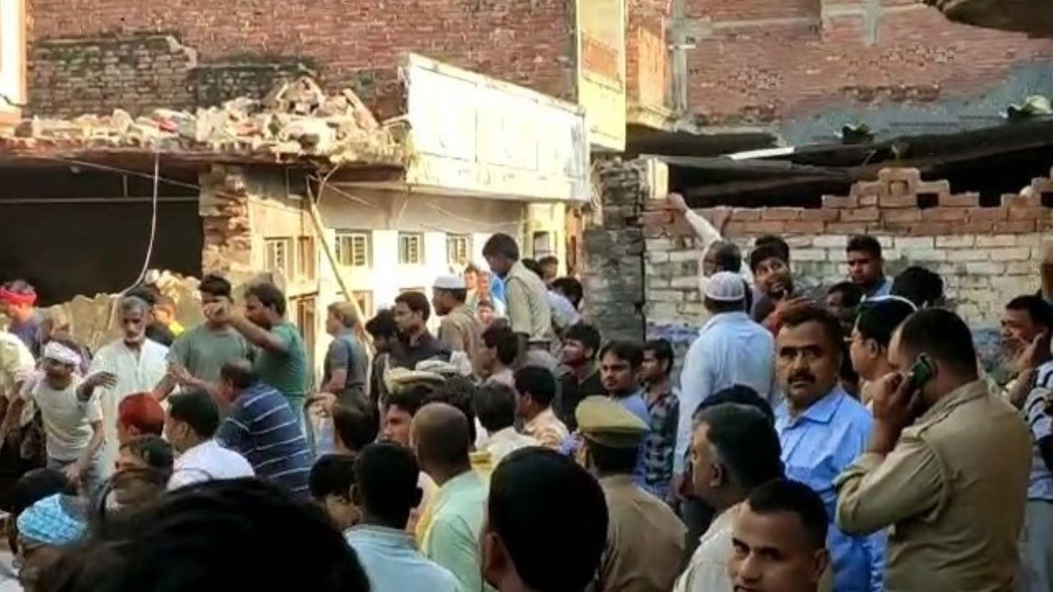 cylinder explosion, Uttar Pradesh, UP, 10 died, Mau district, Awanish Awasthi, UP CM Yogi Adityanath, relief, medical help