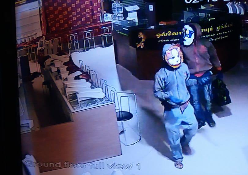 2 masked men drill hole to loot Lalithaa Jewellery in Trichy