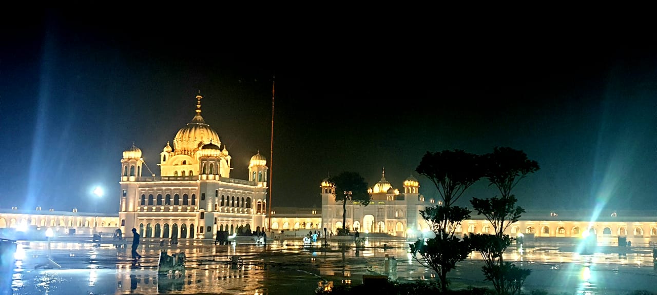 Pak PM welcomes sikh pilgrims to Gurdwara Darbar Sahib, shares pictures