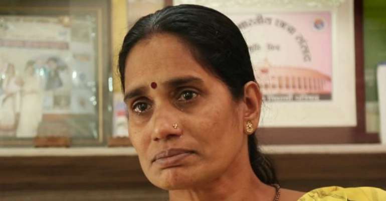 Nirbhayas mom breaks down as court postpones black warrant