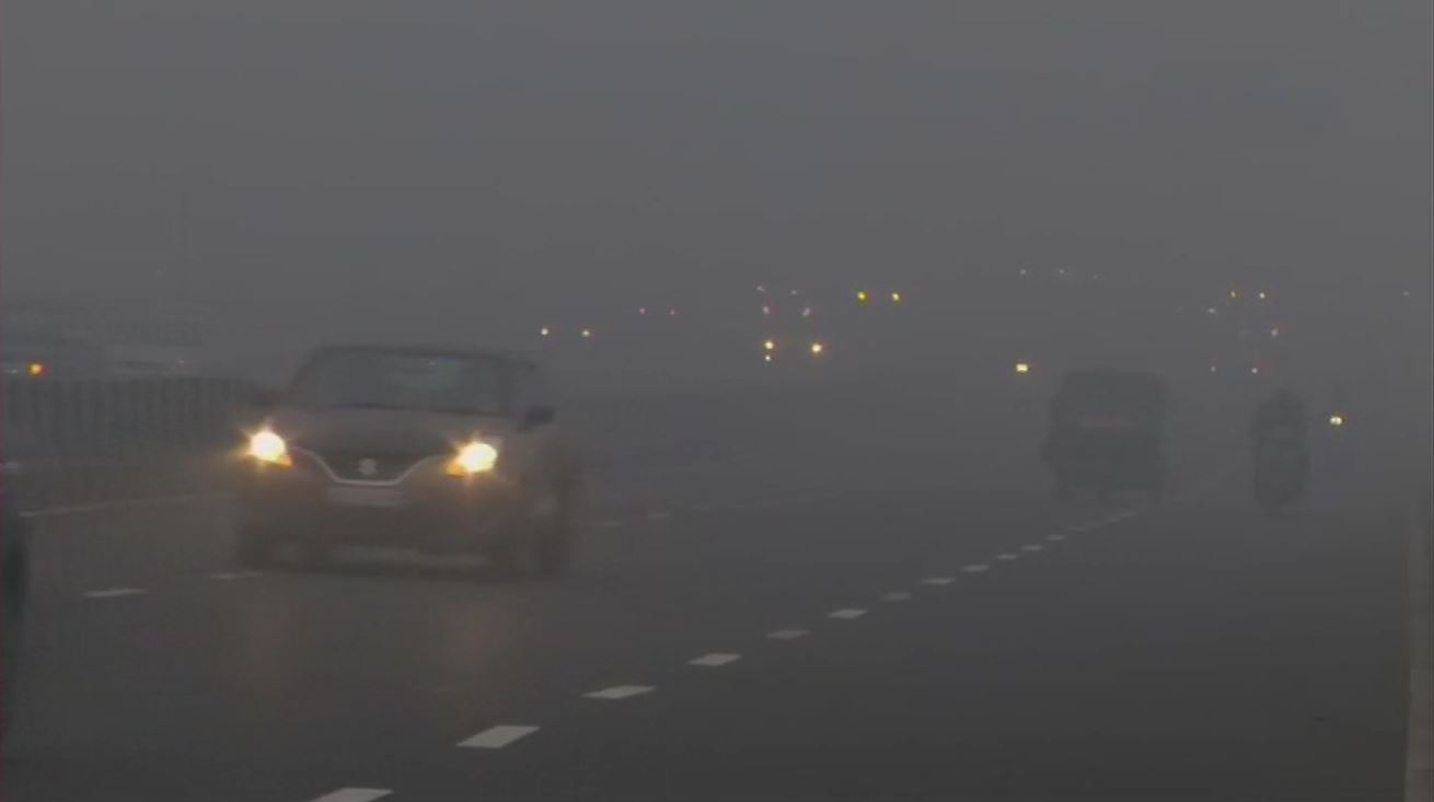 Cold wave hits Delhi, dense fog lowers visibility