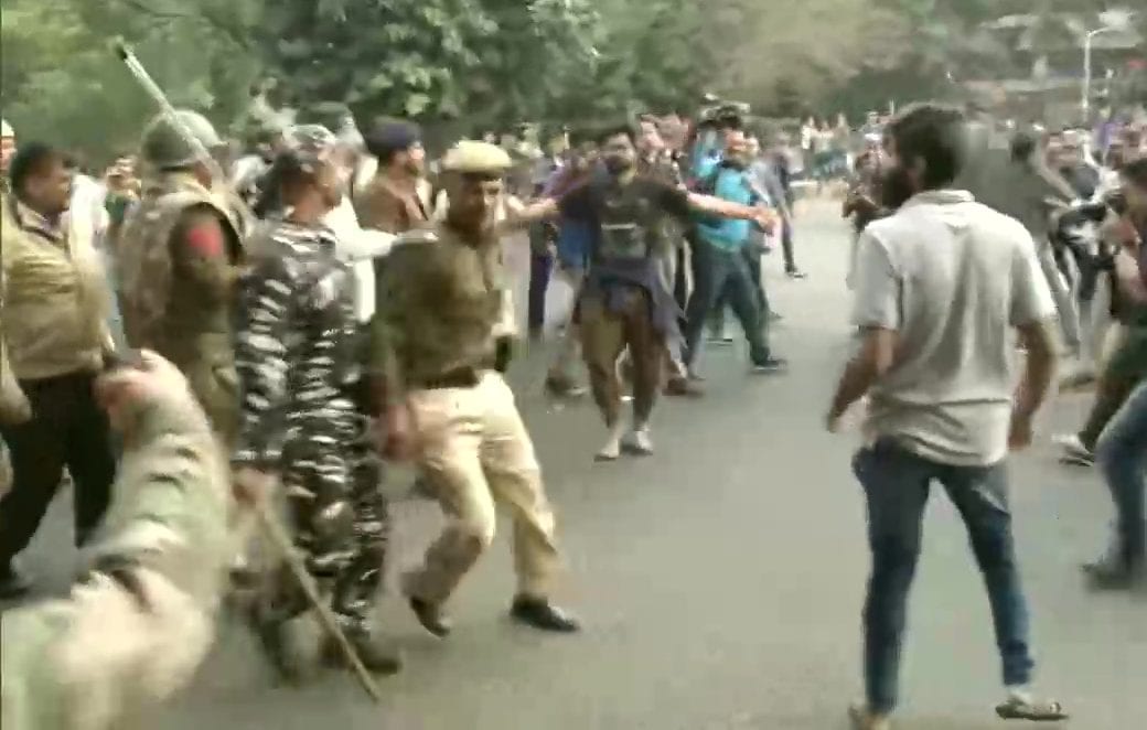 JNU students lathi-charged, Delhi gets gridlocked