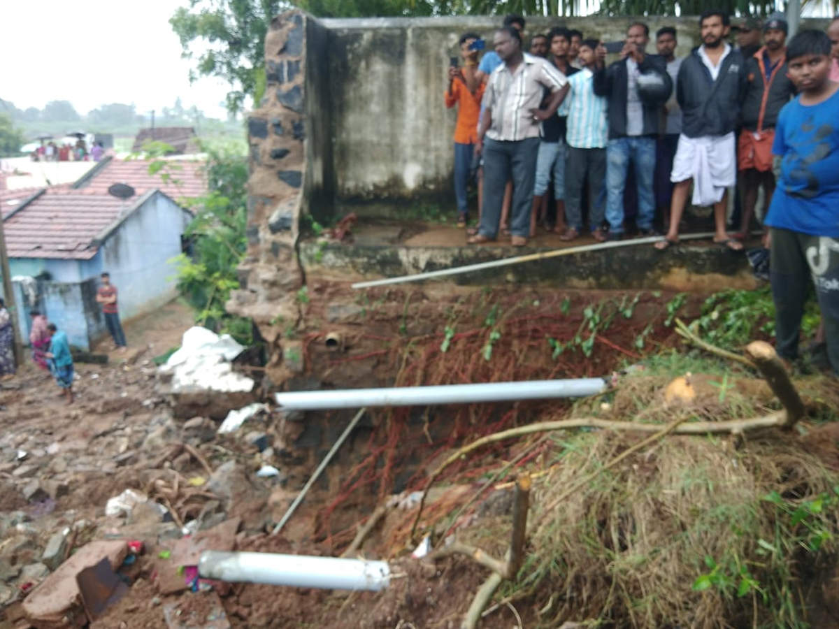 Seventeen killed due to wall collapse in Tamil Nadus Mettupalayam