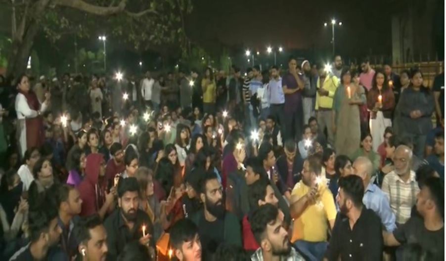 Mumbai: Students hold midnight protest against violence in Delhi’s JNU
