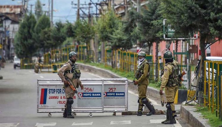 SC asks J&K admin to review curbs within 7 days, Cong lauds verdict