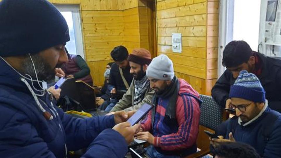 Hours after restoration of mobile internet in Kashmir, temporarily suspended