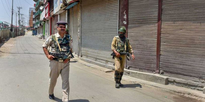 Militaristic approach of Kashmir police to ensure COVID-19 lockdown