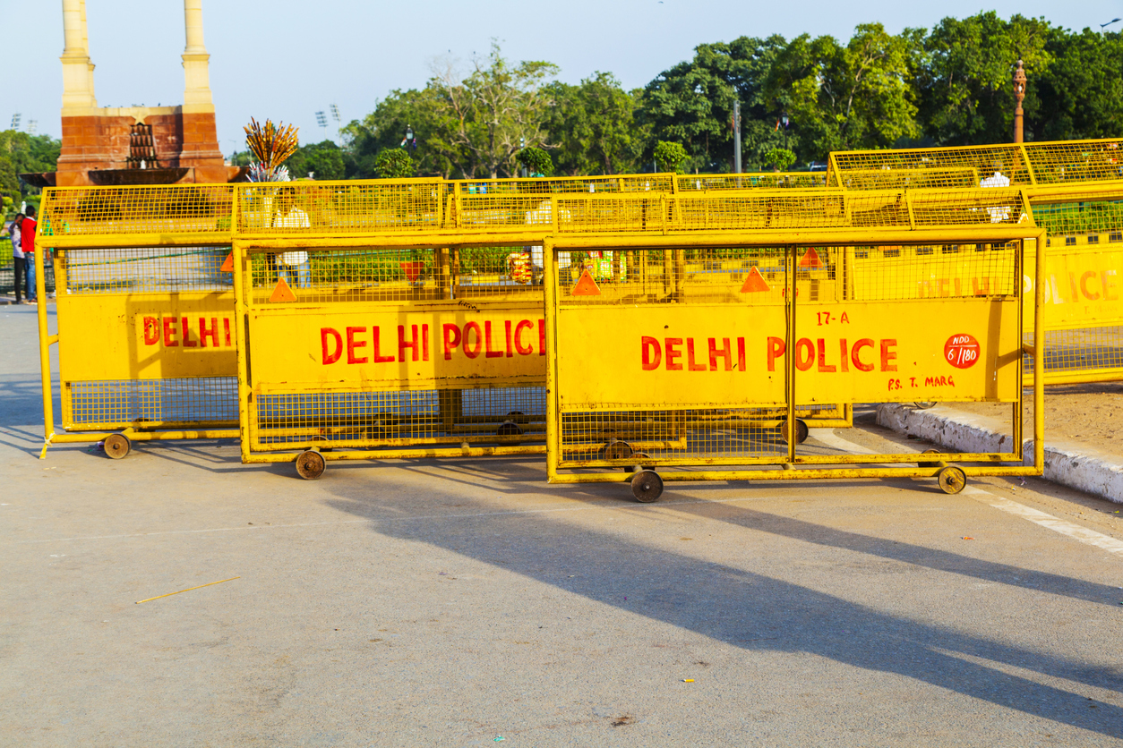 Delhi police to seal all border pickets, issue curfew passes for essential service providers