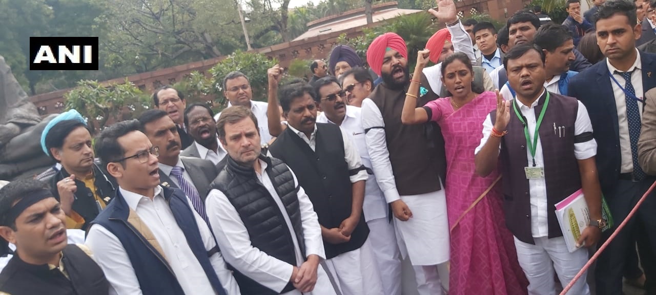 Rahul leads protest against suspension of Cong MPs from LS