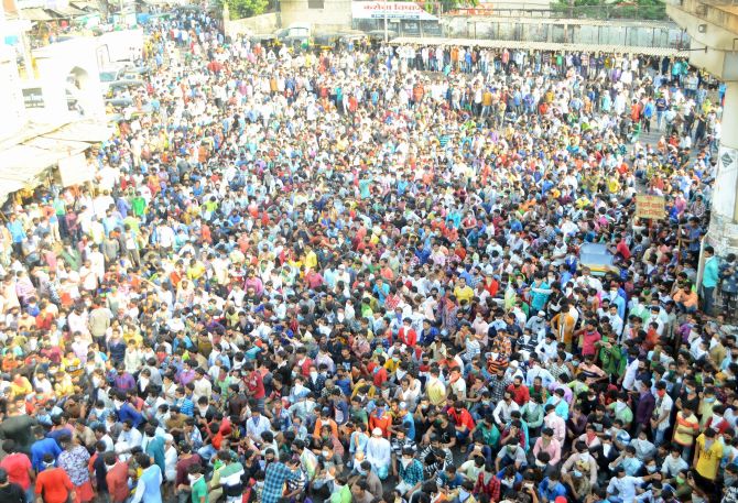 Social distancing goes for a toss as workers crowd Aligarh station