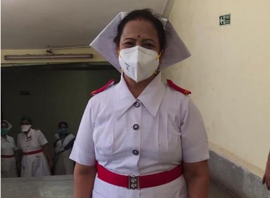 Mumbai mayor dons uniform to cheer up nurses during hospital visit
