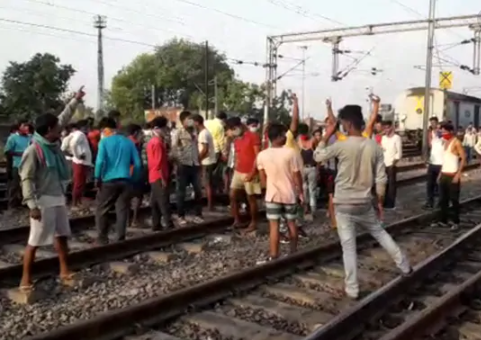 Shramik train run late by 10 hrs, no food, water facility; migrants protest on tracks