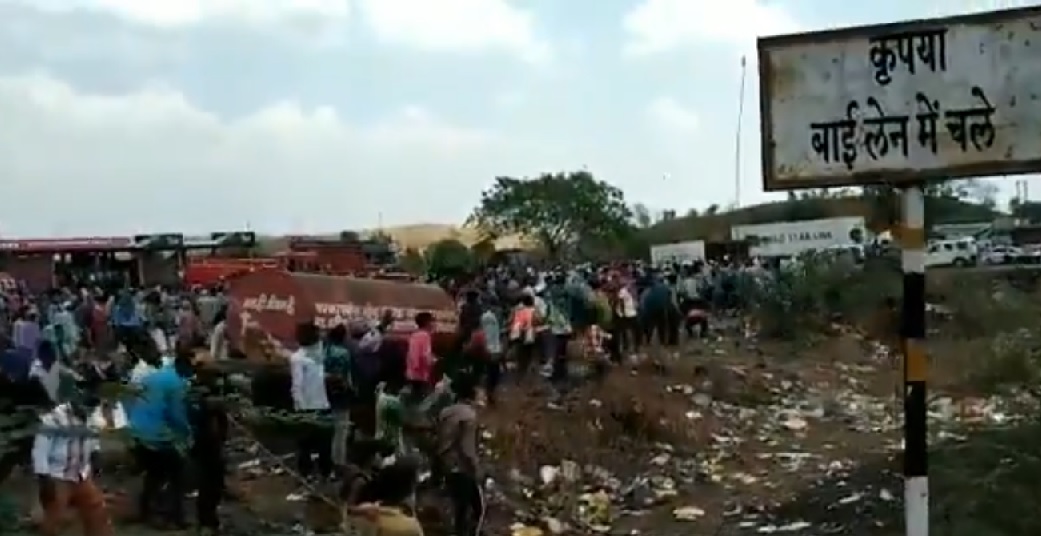 Migrants throw stones, ask for food, transport at Madhya Pradesh border  