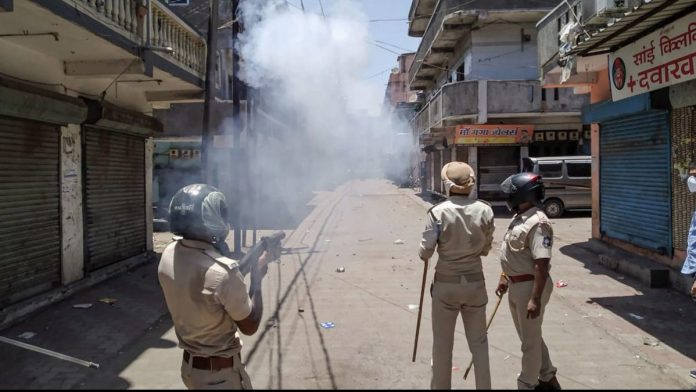 Migrants clash with cops in Surat, over 100 detained