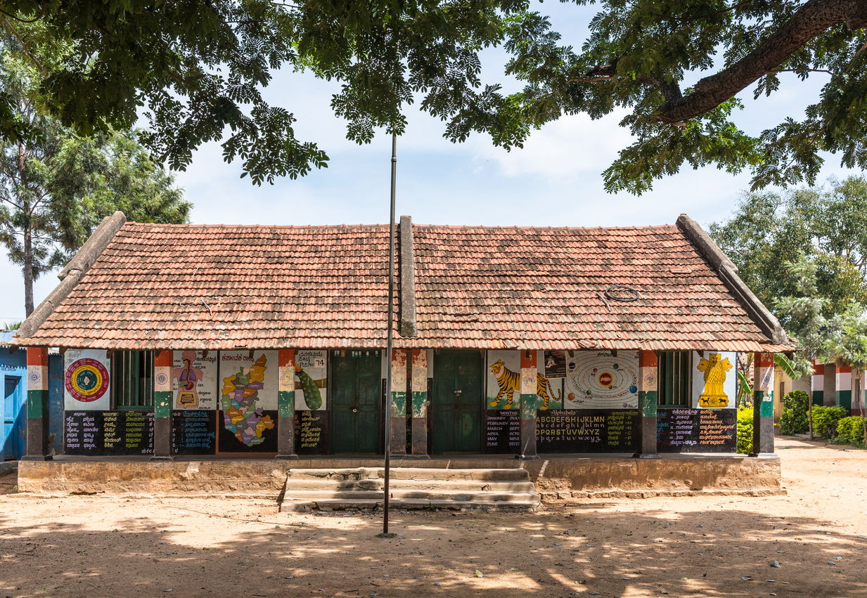 COVID-19 lockdown: Migrants renovate school-turned-quarantine-centre