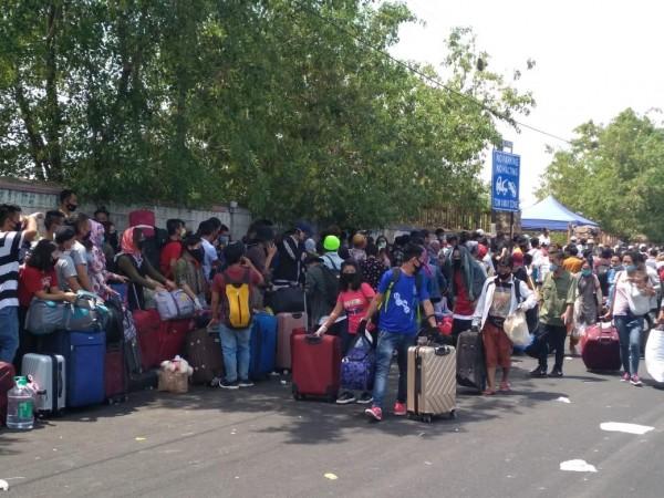 Bengaluru: Migrants throng Palace grounds for spl trains due to fake news