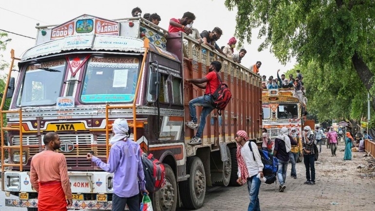 Demanding food, buses, migrants gather at MP-Maharashtra border, throw stones