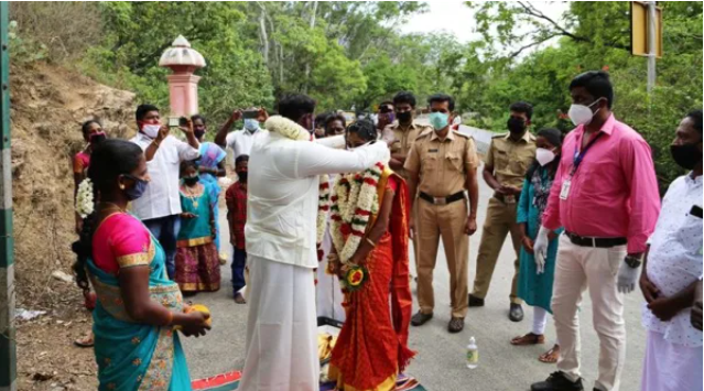 Couples marry at Kerala-TN border, turn checkpoint into wedding venue