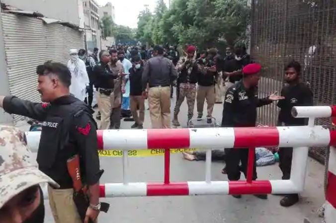 9 including 4 terrorists killed in attack on Karachi Stock Exchange