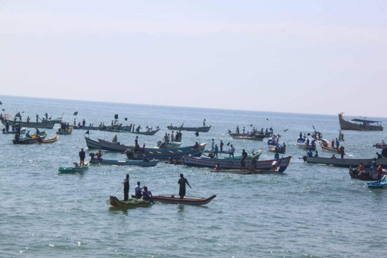 Pondy fishermen stage black flag protest against Bedi over ...