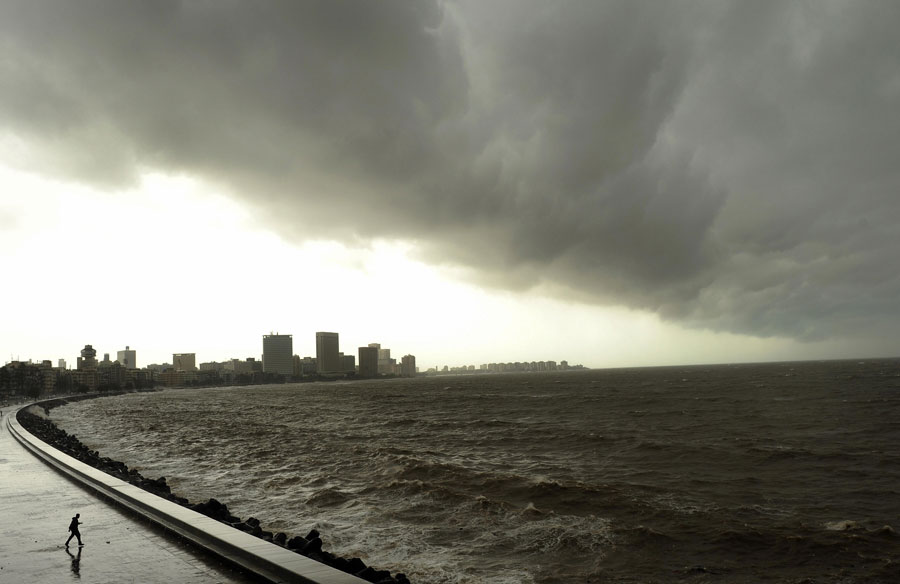 High tide hits Mumbai, heavy rains to persist : IMD