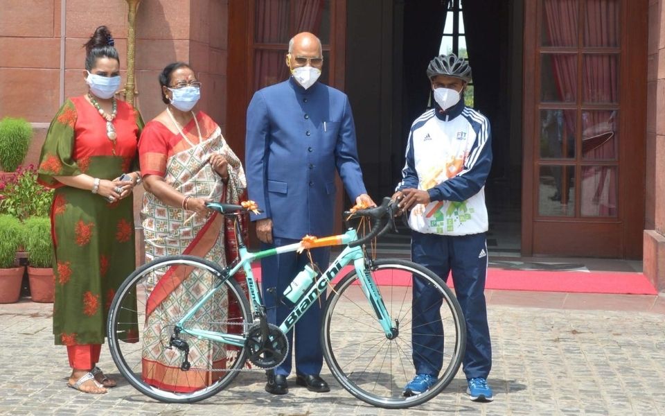 Teen aspiring to be champion cyclist receives bicycle as gift from Prez Kovind