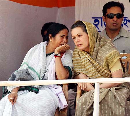 Bengal Congress wants to fight Mamata; Sonia disagrees