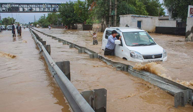 Floods, traffic jam hit normal life in National capital