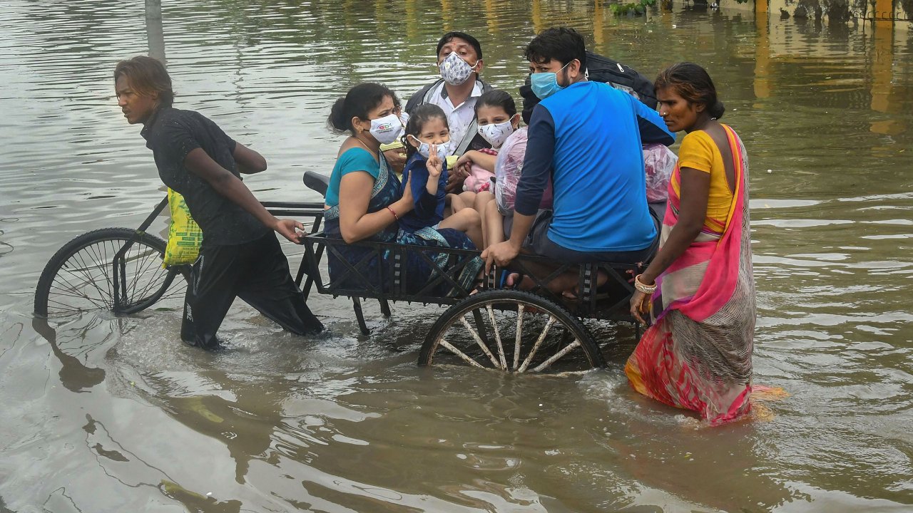 Heavy rain claims nine lives in Gujarat, 1,900 people moved to safety