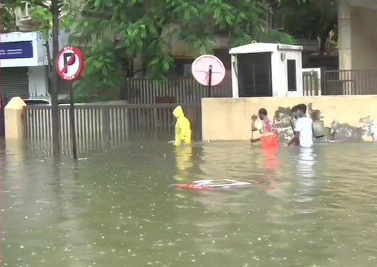 Heavy rains lash Mumbai, offices shut down, trains suspended