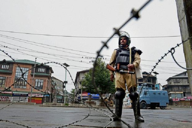 Cop, civilian injured as militants open fire at police in Srinagar